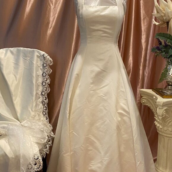 🔥Mystery 3 pc sale incl ornate rectangular trane Gown Ivory w Lace or table top - Picture 6 of 6